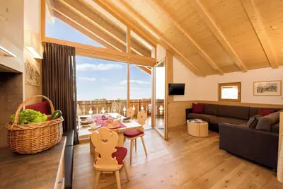Image de Appartement \"Haus Sonnegg - Panorama Suite\" avec vue sur les montagnes, Wi-Fi, terrasse et jardin