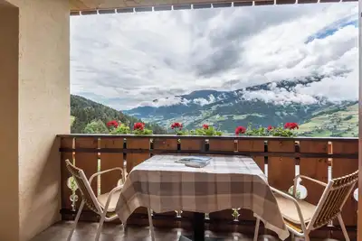 Image de Appartement \"Haus Sonnegg - Sonnenuntergang\" avec vue sur les montagnes, Wi-Fi, terrasse et jardin.