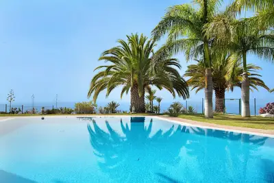 Villa \"Pueblo Don Thomas\" avec vue sur les montagnes, Wifi, piscine, jardin et terrasse.