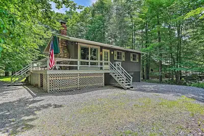 Image de Deck + Fire Pit: Home in Big Bass Lake Community