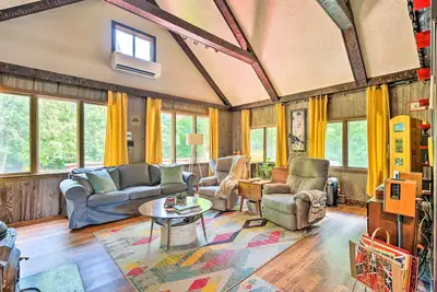 Image de Vibrant Putney Cabin w\/ Fire Pit: Hike & Ski!