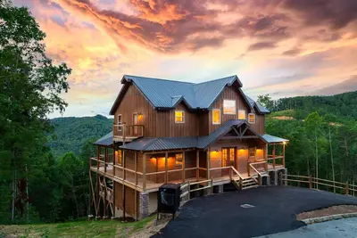 Image de Spectacular 5 Br, Incredible Views, Hot Tub, Free Tickets, 10 mins to Parkway