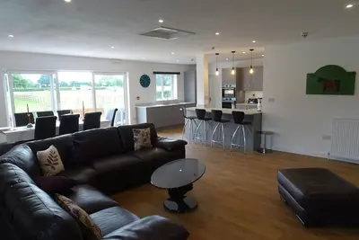 Image de Single Storey Four Superking en suite rooms on Red House Estate w/seasonal pool
