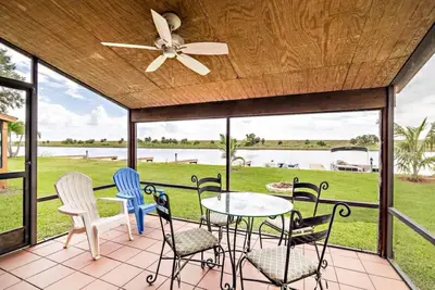 Image de Waterfront Log Cabin