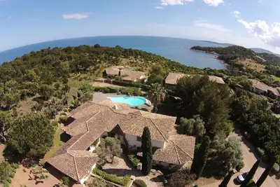 Image de grand calme et environnement de maquis avec vue mer plage du domaine à 100m.