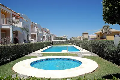 Image de Apartamento con Piscina a 500 Metros de la Playa