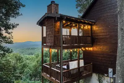 Image de Fab-View-lous 4-bdrm cabin w/ Hottub, Lux theater, outdoor fireplace & firepit
