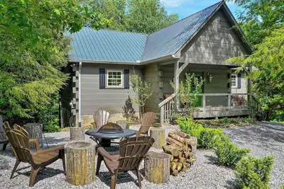 Image de Cozy log cabin with rustic decor & hot-tub to enjoy!