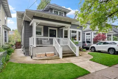 Image de Artistic Craftsman Style Home Downstairs Apartment