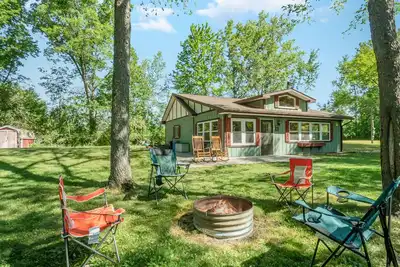 Image de Adorable cabin nestled along Schnitzelbank Creek with private beach access