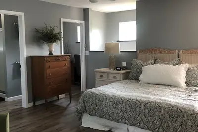 Image de Newly Constructed Second Floor Modern Studio Apartment Unit 2 ~ Sleeps 6