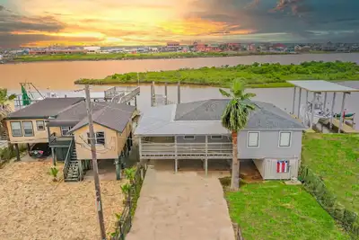 Image de Waterfront  Fishing Dock Kayaks House near Surfside Beach