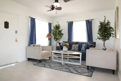 Image de 3 bed, 2 Bath Cheerful home in Historic District