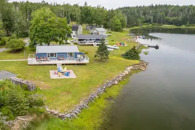Image de Oceanfront Cottage on a Quiet Cove Just Outside Lunenburg