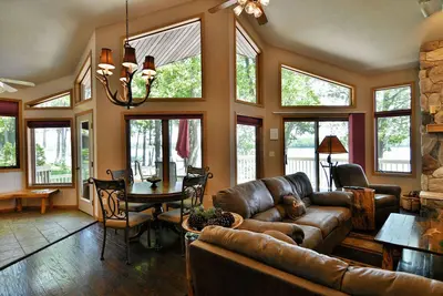 Image de Beautiful Chief Lake Home on Chief Lake, Lakefront, Last Minute Deals!
