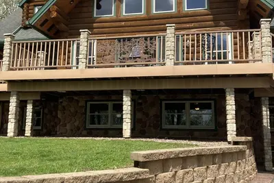 Image de Gorgeous Log Home featuring  8-person outdoor Hot Tub-available year round.