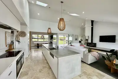 Image de Coastal Retreat - Pool, Spa & Fire. Nature boardwalk, creek & inlet. 5 bedroom.