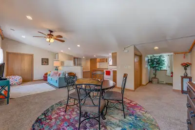 Image de Moonbeam Condo - Beautiful 2 Bedroom Stay by Beach