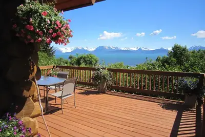 Image de Secluded Log Home Close to Town Right on Ocean