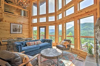 Image de ‘Mountain Dew’ Cabin w/ Hot Tub & Scenic Views!