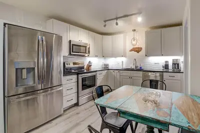 Image de Min to Ncsu Crabtree Rdu North Hills Patio Fire Pit Lawn Pets