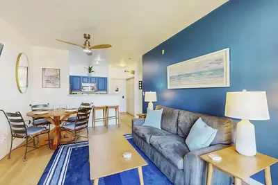 Prime Belltown/Downtown Location w/ Balcony, Shared Pool/Hot Tub/Patio