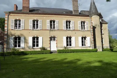 Image de Magnifique chateau 300m² dans un parc de 3hc avec rivière et piscine