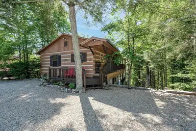 Image de Log Cabin with 3br, Hot Tub, Fire Ring, Game Room, Mtn Views, Wifi & Pool Access