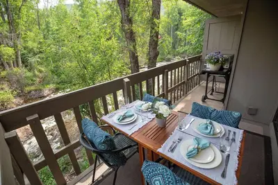 Image de Riverfront 2 Br - Steps to Gondola & Town!