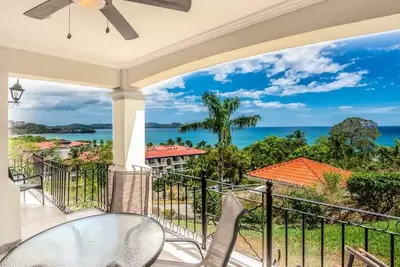 Image de Elegant Oceanview Condo with Spacious Open-Concept Floor Plan and Inviting Beach Design