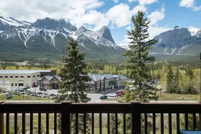Image de Enjoy Some of the Best Mountain Views In Canmore, Falcon Crest Lodge