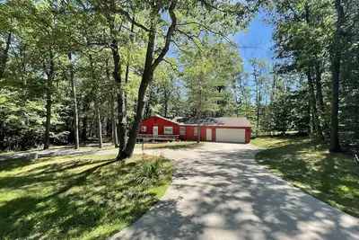 Image de Relaxing 4 Br home minutes to Higgins Lake, Au Sable River and Trails!
