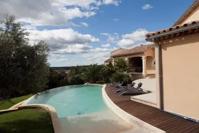 Image de Maison de caractére avec vue imprenable proche d'Avignon