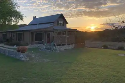 Image de 4 Maples on the Frio, Riverfront, Wi-Fi, @ Frio River Vacation Rentals