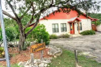 Image de Fandango, Hot tub, Private pool, Wi-Fi, @ Frio River Vacation Rentals
