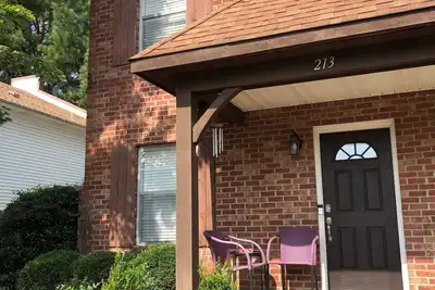 Image de Gated Condo Community and Personal parking, Near campus, Wifi, Washer/Dryer