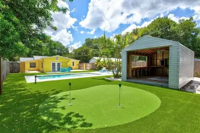Image de Private Heated Pool, Turfed Putting Green Retreat