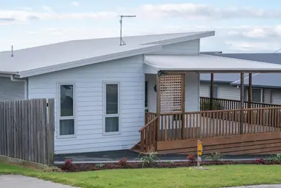 Image de Port View Escape is a spacious 3 bedroom home, offering 2 bathrooms, . . .