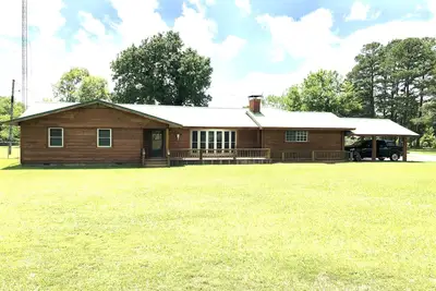Image de Rural Farm Chic - Big Spaces for the Whole Gang! The Gathering House.