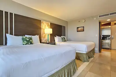 Image de Recently updated, Sleeps Four, Walk to Beach :)