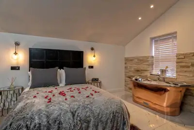 Image de Pamper Yourself in our Double Sized copper tub