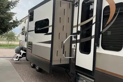 Image de Spacious Camper 10 minutes from Frontier Park
