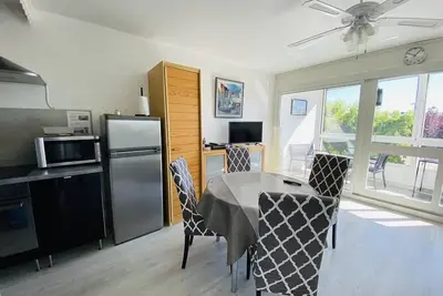 Image de Très joli Studio cabine 4 couchages, centre ville, climatisé, parking, à 100m de la plage!