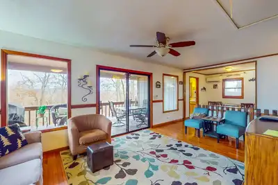 Image de Woodsy oasis with WiFi, multi-level deck, gas grill, foosball table & more