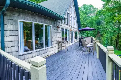 Image de Secluded dog-friendly home with lake access, fireplace, firepit, deck & games
