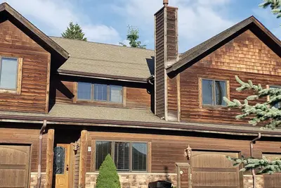 Whitefish Wonderland. Private Hot Tub - 1 mi from downtown Whitefish.