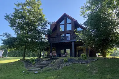 Image de Gorgeous large waterfront log lake home with private dock!