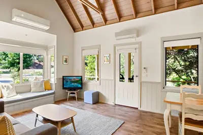 Image de Autumn Abode Cottages - Two: Bright