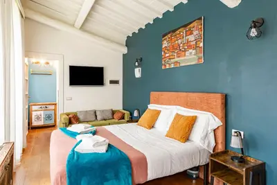 Image de Comfortable 40sqm loft that can accommodate up to 4 people. Located on the ground floor of a characteristic building surrounded by Piazzale Galileo greenery, the room is the ideal solution to visit Florence while staying away from the historic center cha