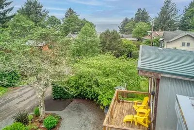 Image de Artful Style, Lots of Light, Oceanview Great Room, Hot Tub and Dog Friendly!